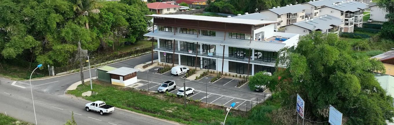 Façade des bureaux de SECOTEM, bureau d'études en ingénierie des infrastructures à Remire-Montjoly en Guyane